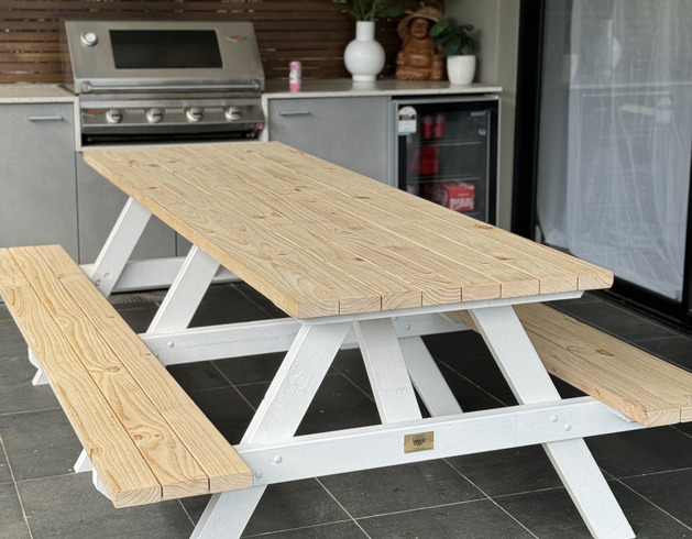 How to Choose the Perfect Handcrafted Picnic Table for Your Garden
